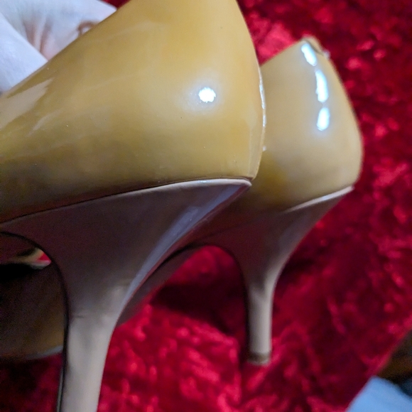 Caramel patent open toe pumps with bow by Jessica Simpson - Picture 3 of 8